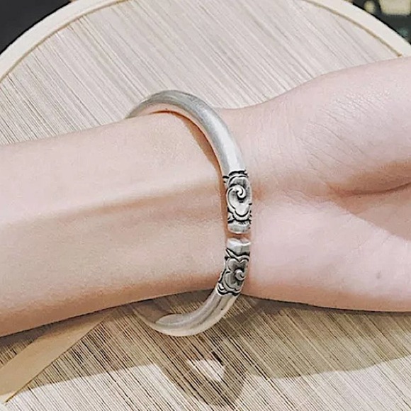 Sterling Silver Irregular Flower Pattern Bangle Bracelet - Picture 5 of 16